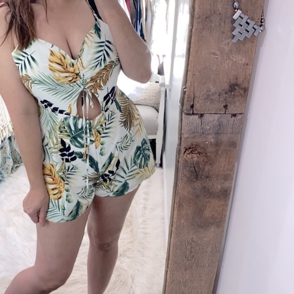 J.O.A floral vacay romper size large - Picture 2 of 12